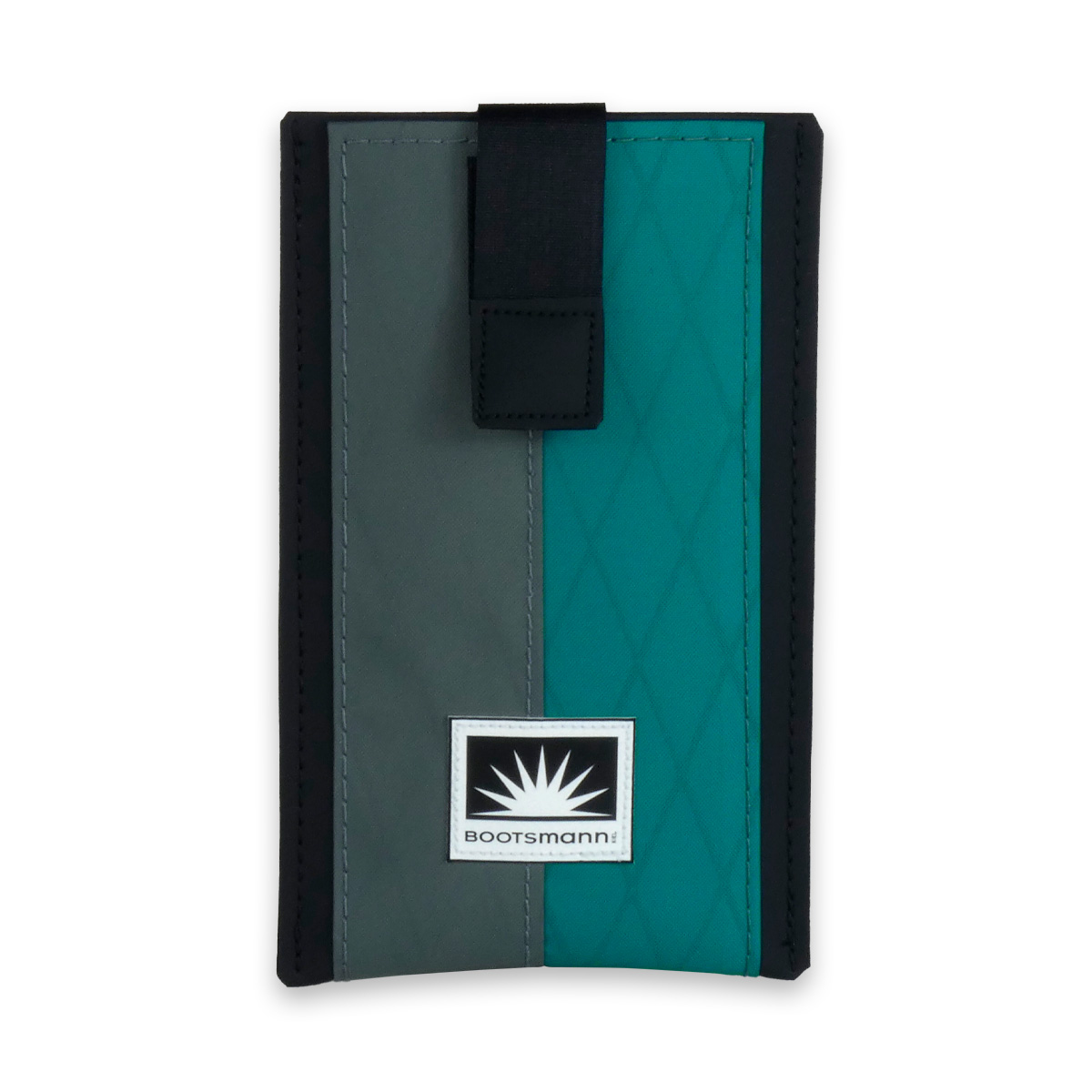 Freigestellte Smartphone-Tasche aus X-PAC Segeltuch. Die kompakte Tasche zeigt ihre klare Form, technische Oberfläche und eignet sich für iPhone-Modelle sowie andere Smartphones.