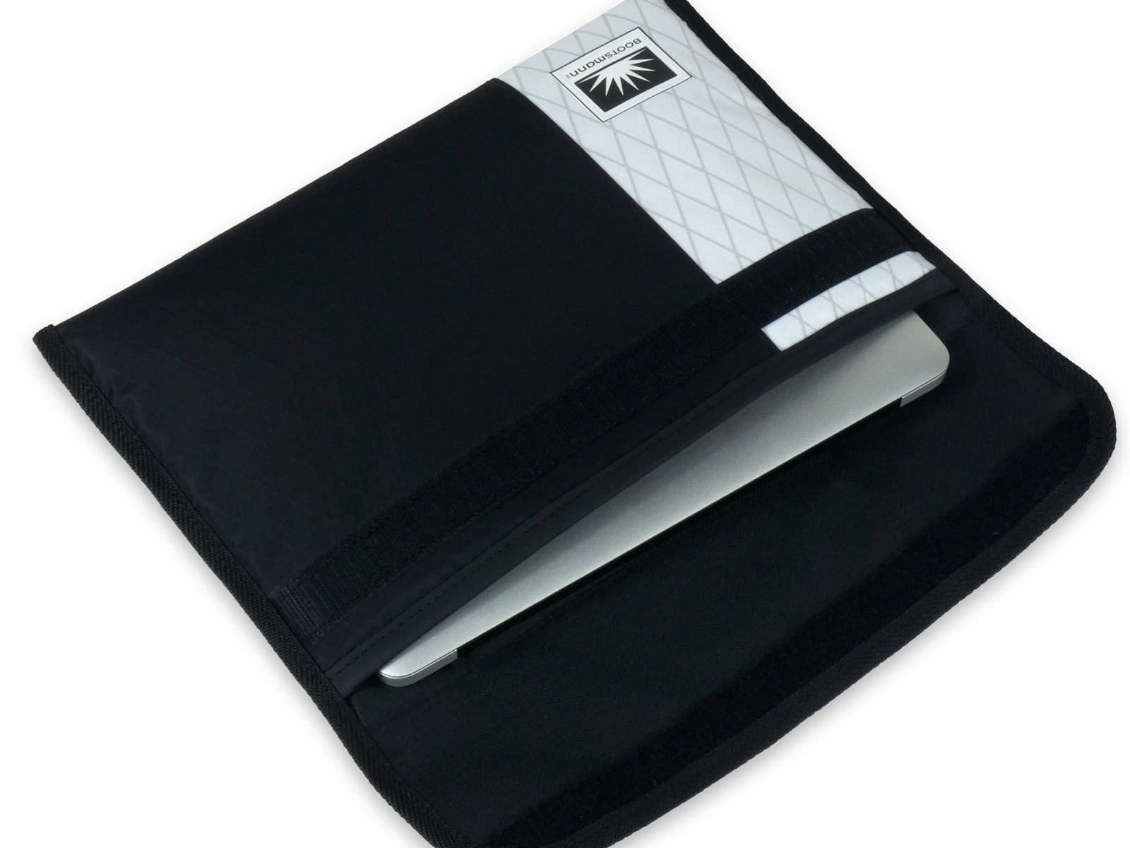 Freigestellte MacBook-13-Zoll-Tasche aus X-PAC Segeltuch, seitlich von rechts gezeigt. Die Tasche zeigt eine klare Form und die markante X-PAC-Struktur.