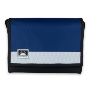 Freigestellte Bootsmann L-Quer Messenger-Tasche aus X-Pac Segeltuch, robust, wasserdicht und strapazierfähig.