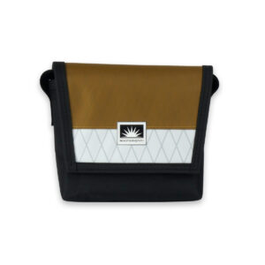 Bootsmann Tasche XS freigestellt – kompakte Umhängetasche aus Segeltuch oder X-Pac, handgefertigt in Kiel, wetterfest und robust.