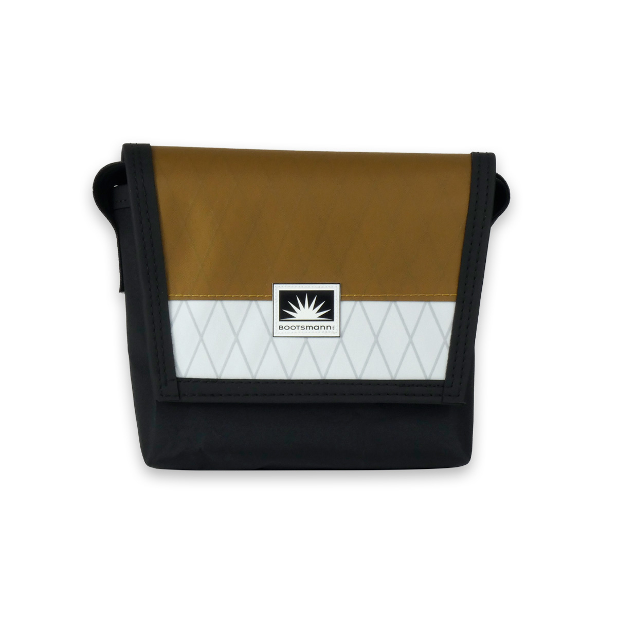 Bootsmann Tasche XS freigestellt – kompakte Umhängetasche aus Segeltuch oder X-Pac, handgefertigt in Kiel, wetterfest und robust.