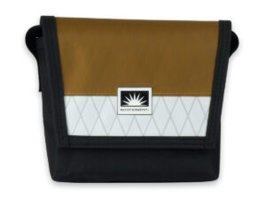 „Freigestellte Ansicht der Bootsmann-Tasche in Größe XS aus Segeltuchmaterial X-PAC mit Überschlag und verstellbarem Schultergurt“