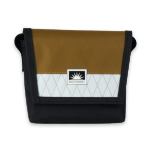 „Freigestellte Ansicht der Bootsmann-Tasche in Größe XS aus Segeltuchmaterial X-PAC mit Überschlag und verstellbarem Schultergurt“