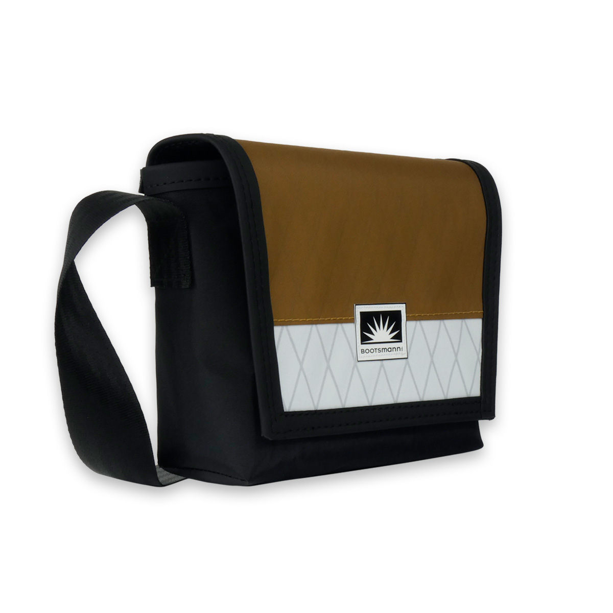 Bootsmann Tasche XS freigestellt – kompakte Umhängetasche aus Segeltuch oder X-Pac, handgefertigt in Kiel, wetterfest und robust.
