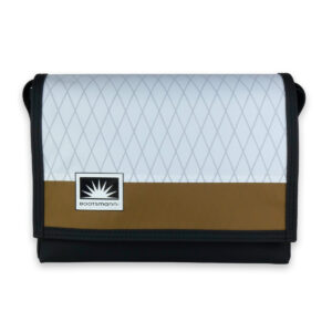 Bootsmann Messenger Tasche M aus X-Pac und Masttaschentuch – freigestellt, handgefertigt in Kiel, robust, wetterfest und langlebig.