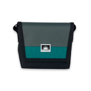 Bootsmann Tasche XS freigestellt – kompakte Umhängetasche aus Segeltuch oder X-Pac, handgefertigt in Kiel, wetterfest und robust.