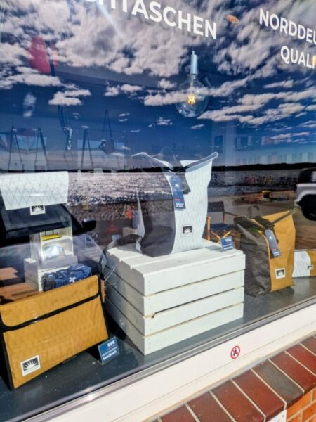 Schaufenster der BootsMann Taschenmanufaktur mit Taschen und Rucksäcken aus X-Pac Segeltuch.