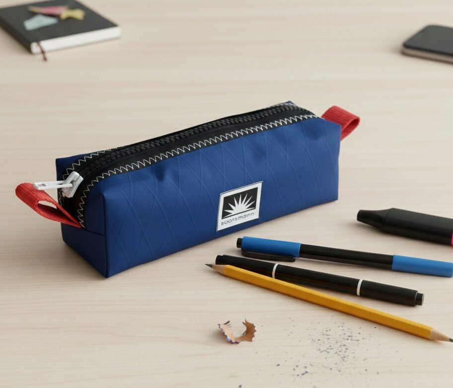 Schlamper Pencilcase aus X-Pac Segeltuch liegt auf Tisch mit Stiften
