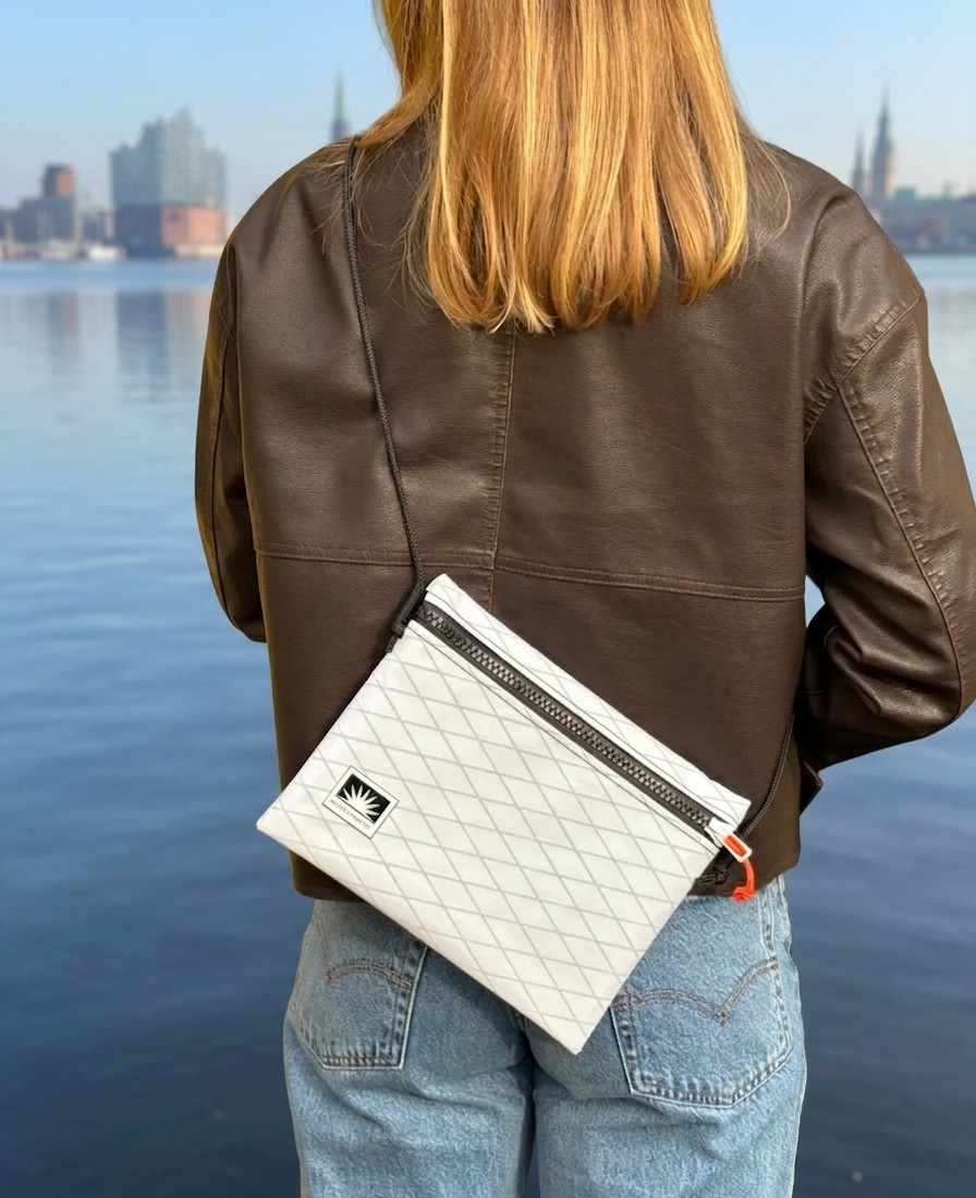 Junge Frau trägt eine Bootsmann Slingbag aus X-Pac über der Schulter