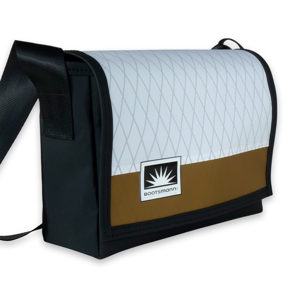 Bootsmann Tasche M aus X-Pac und Masttaschentuch freigestellt – handgefertigt in Kiel, robust, wetterfest und langlebig.