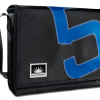 Laptoptasche aus schwarzem Segeltuch mit blauer Zahl 5, freigestellt auf weißem Hintergrund