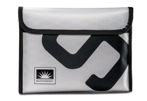 Tablettasche aus weißem Segeltuch für iPad mit schwarzer 9, freigestellt auf weißem Hintergrund