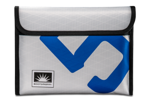 Tablettasche aus weißem Segeltuch für iPad mit blauer 5, freigestellt auf weißem Hintergrund