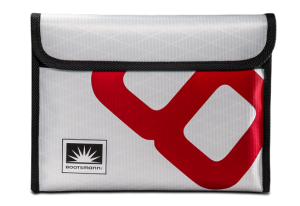 Tablettasche aus weißem Segeltuch für iPad mit roter 8, freigestellt auf weißem Hintergrund