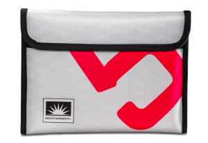 Tablettasche aus weißem Segeltuch für iPad mit pinker 5, freigestellt auf weißem Hintergrund