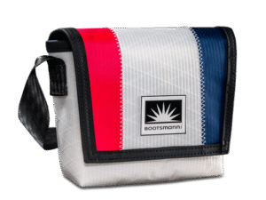 Kleine Tasche Modell XS aus weißem Segeltuch mit einem blauen und einem roten Streifen