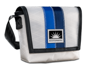 Kleine Tasche Modell XS aus weißem Segeltuch mit einem blauen und einem dunkelblauen Streifen
