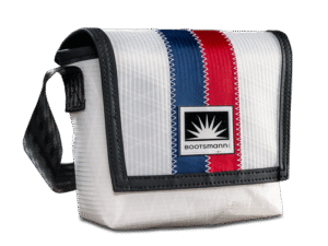 Kleine Tasche Modell XS aus weißem Segeltuch mit einem blauen und einem roten Streifen