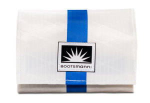 Geldbörse aus weißem Segeltuch mit mittelblauem Streifen. Freigestellt vor weißem Hintergrund.