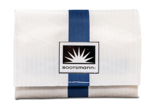 Geldbörse aus weißem Segeltuch mit dunkelblauem Streifen. Freigestellt vor weißem Hintergrund.