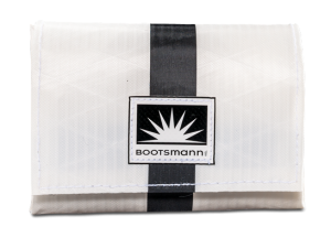 Weiße Geldbörse aus Segeltuch mit einem auffälligen Streifen in Schwarz. Freigestellt vor weißem Hintergrund