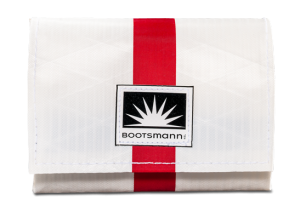 Geldbörse aus weißem Segeltuch mit rotfarbendem Streifen. Freigestellt vor weißem Hintergrund.