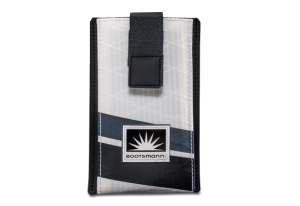 Kleine Handytasche aus weißem Segeltuch mit schwarzen und grauen Streifen, freigestellt auf weißem Hintergrund, passend für kompakte Smartphones