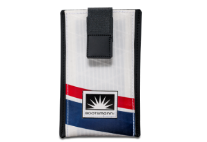 Kleine Handytasche aus weißem Segeltuch mit blauen und roten Streifen, freigestellt auf weißem Hintergrund, passend für kompakte Smartphones