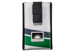 Kleine Handytasche aus weißem Segeltuch mit grünem und grauem Streifen, freigestellt auf weißem Hintergrund, passend für kompakte Smartphones