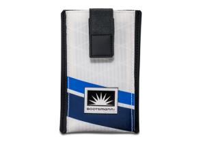 Kleine Handytasche aus weißem Segeltuch mit blauen und dunkelblauem Streifen, freigestellt auf weißem Hintergrund, passend für kompakte Smartphones