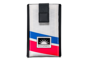 Kleine Handytasche aus weißem Segeltuch mit mittelblauem und pinken Streifen, freigestellt auf weißem Hintergrund, passend für kompakte Smartphones