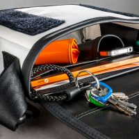 Innenansicht der Tasche mit Handytasche, Schlüsselfinder und Reißverschluss-Innentasche