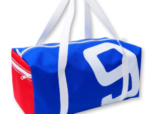 Sporttasche aus Canvas in Größe M. Freigestellt vor weißem Hintergrund. Die Tasche ist mittelblau, der Gurt weiss, auf der Vorderseite ist eine weisse neun abgebildet