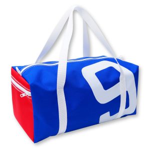 Sporttasche aus Canvas in Größe M. Freigestellt vor weißem Hintergrund. Die Tasche ist mittelblau, der Gurt weiss, auf der Vorderseite ist eine weisse neun abgebildet