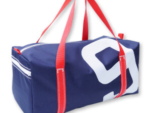 Sporttasche aus Canvas in Größe M. Freigestellt vor weißem Hintergrund. Die Tasche ist navydunkelblau, der Gurt rot, auf der Vorderseite ist eine weisse 9 abgebildet