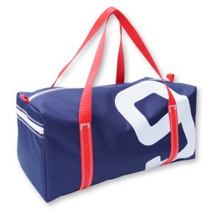 Sporttasche aus Canvas in Größe M. Freigestellt vor weißem Hintergrund. Die Tasche ist navydunkelblau, der Gurt rot, auf der Vorderseite ist eine weisse 9 abgebildet