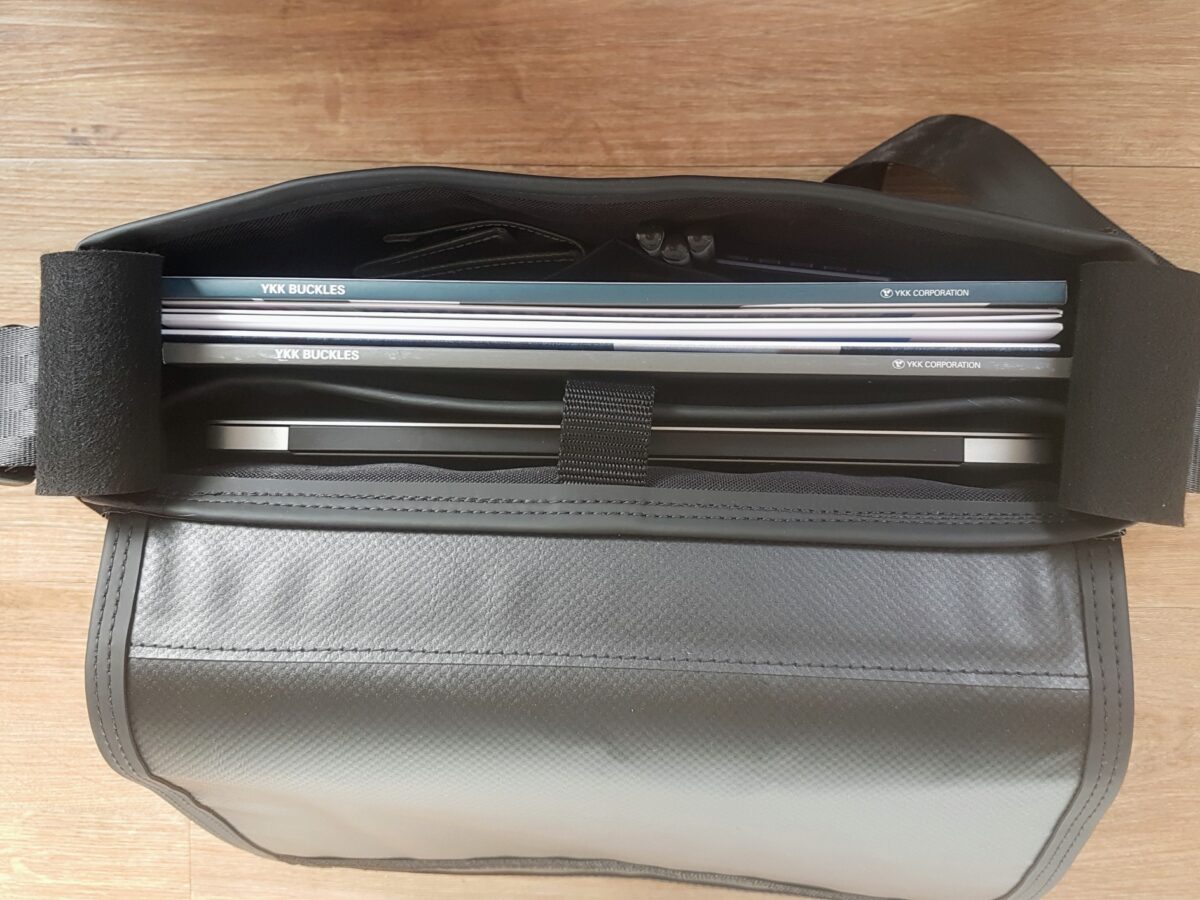 Geräumige Innenansicht einer Laptoptasche – zeigt Laptop, Unterlagen und organisierte Innenfächer