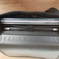Geräumige Innenansicht einer Laptoptasche – zeigt Laptop, Unterlagen und organisierte Innenfächer