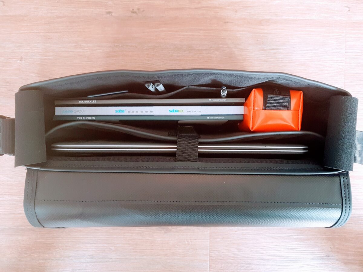 Innenansicht einer funktionalen Laptoptasche aus LKW-Plane mit Laptopfach und Platz für Unterlagen
