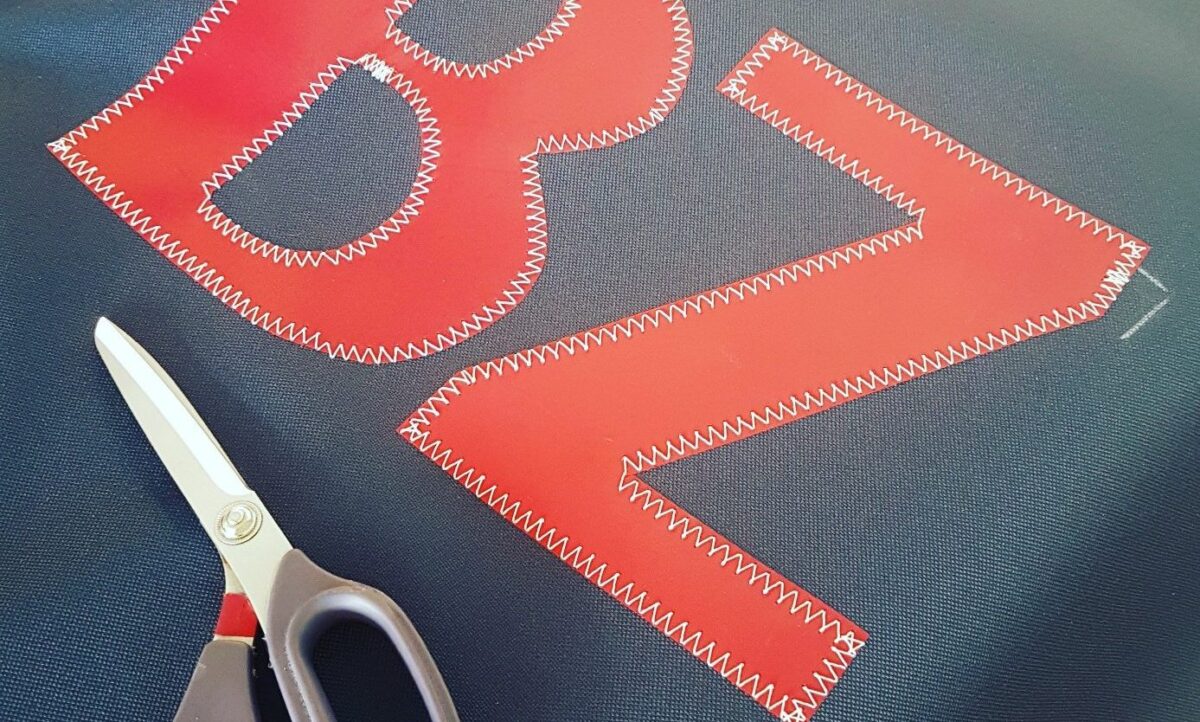 Kachelbild mit individueller Sporttasche Größe S. Auf der Tasche sind zwei Buchstaben sichtbar