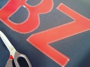 Kachelbild mit individueller Sporttasche Größe S. Auf der Tasche sind zwei Buchstaben sichtbar