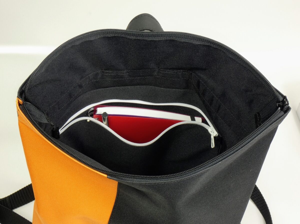 Großer BOOTSMANN-Rucksack aus Canvas in Orange und Schwarz, von oben fotografiert, freigestellt
