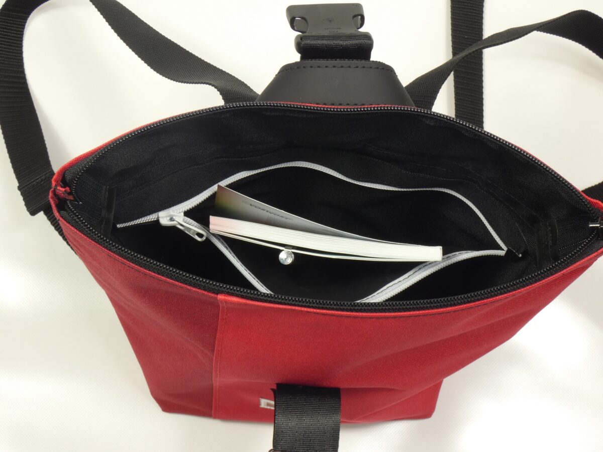 BOOTSMANN-Rucksack aus Canvas in Rot und Dunkelrot, Größe S, geöffnet gezeigt, mit Blick auf die Reißverschluss-Innentasche, freigestellt