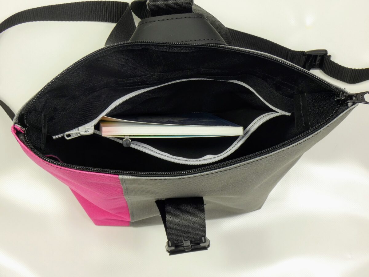 BOOTSMANN-Rucksack aus Canvas in Pink und Dunkelgrau, Größe S, geöffnet gezeigt, mit Blick auf die Reißverschluss-Innentasche, freigestellt