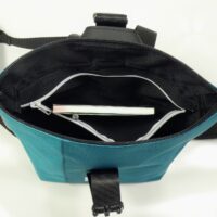 BOOTSMANN-Rucksack aus Canvas in Türkis und Petrol, Größe M, geöffnet gezeigt, mit Blick auf die Reißverschluss-Innentasche, freigestellt