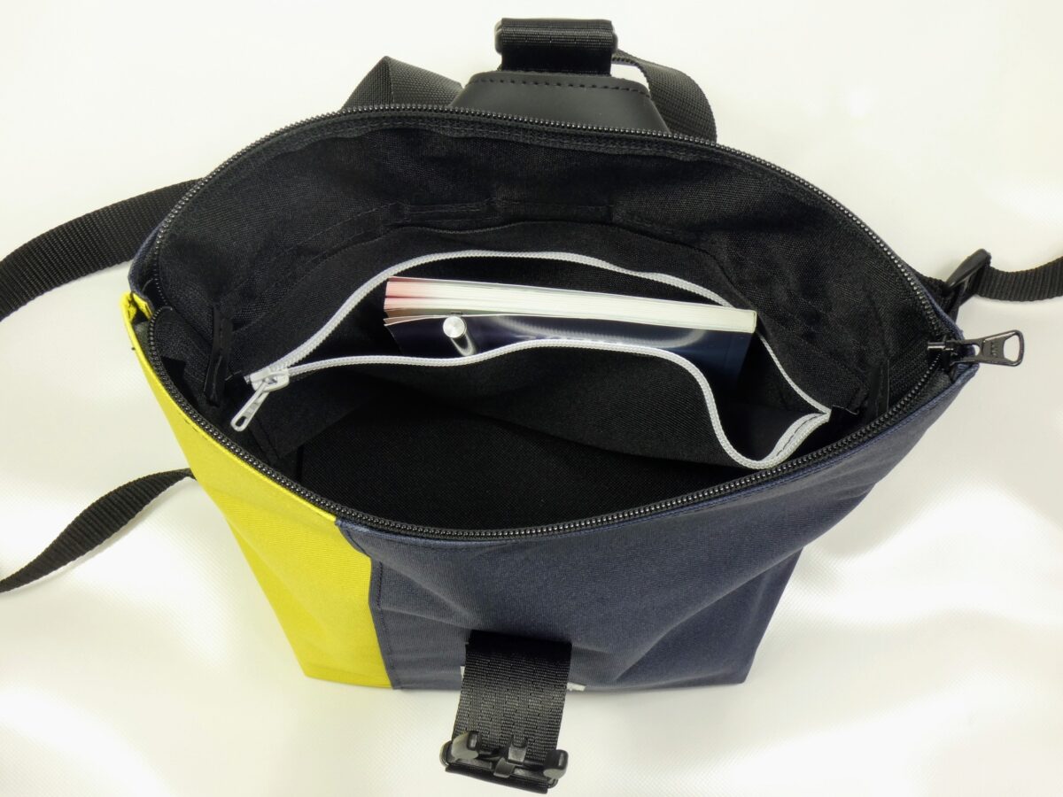 BOOTSMANN-Rucksack aus Canvas in Gelb und Navyblau, Größe S, geöffnet gezeigt, mit Blick auf die Reißverschluss-Innentasche, freigestellt
