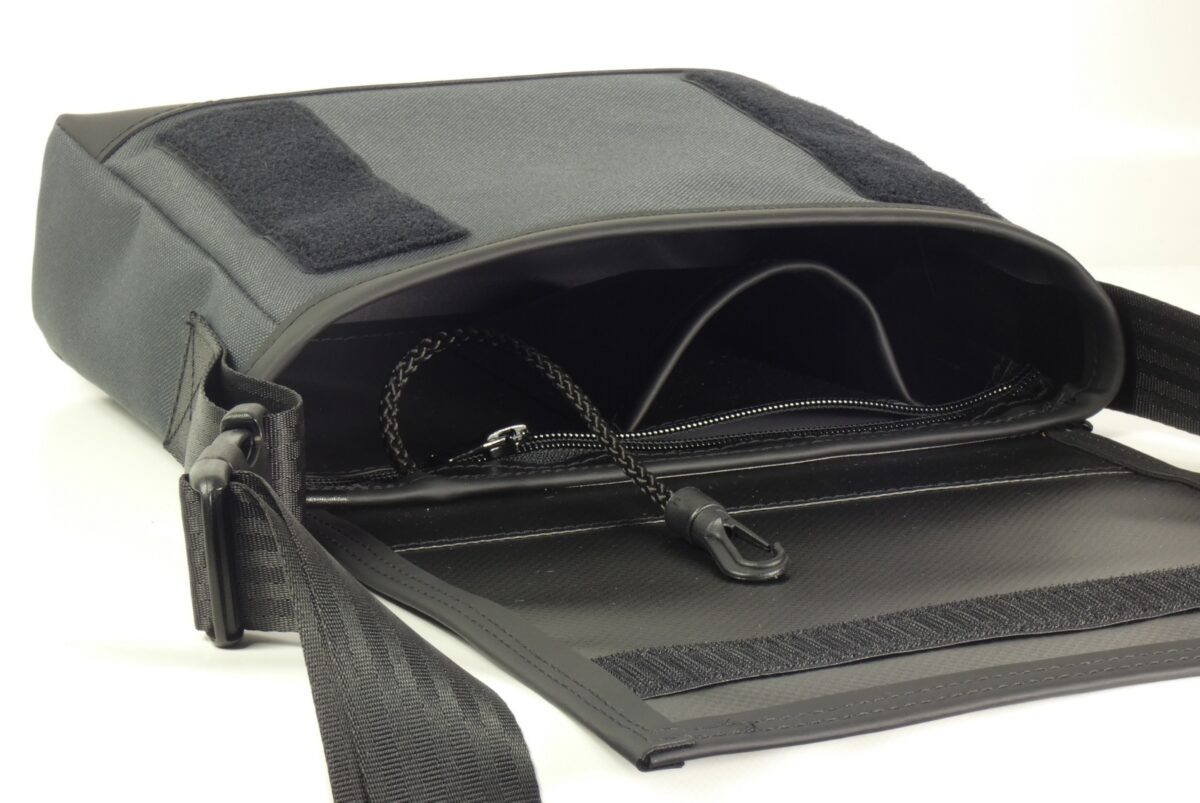 Innenansicht der Tasche s quer mit Reißverschlussinnentasche