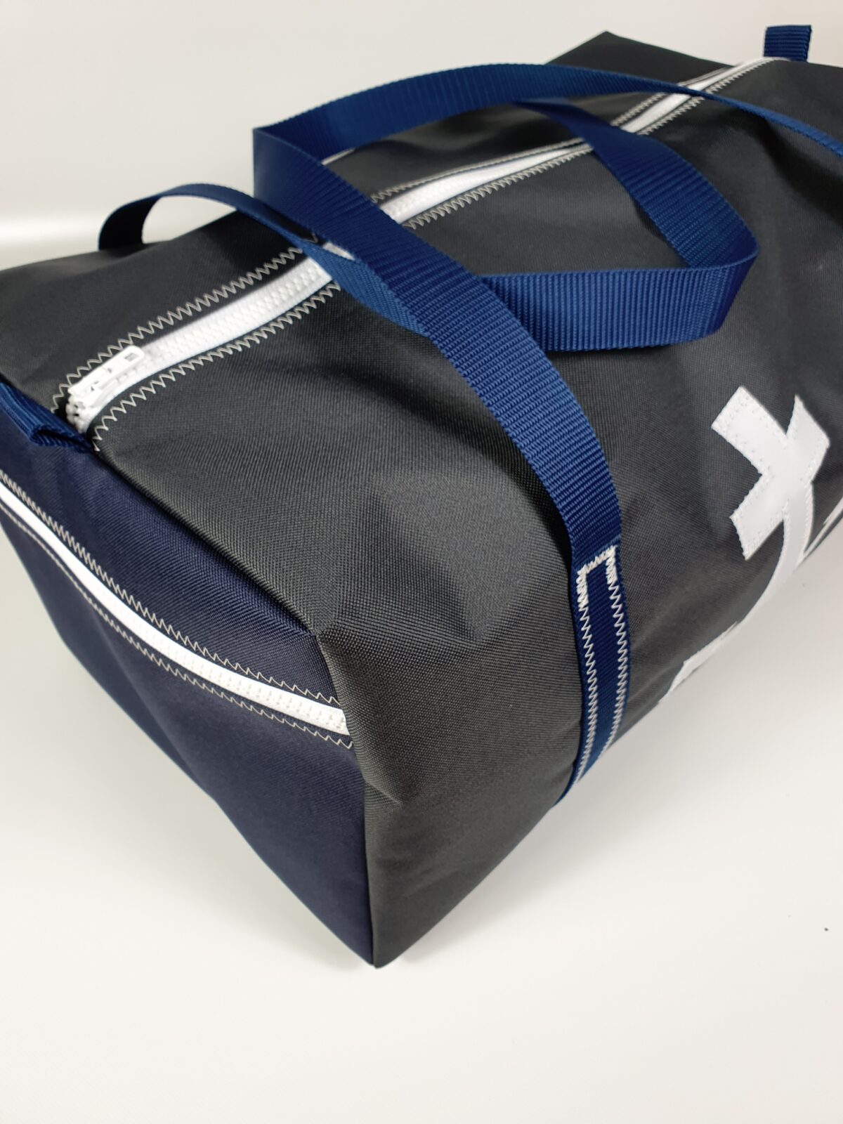Sporttasche Größe L in Navyblau, Seitenansicht. Freigestellt vor weißem Hintergrund