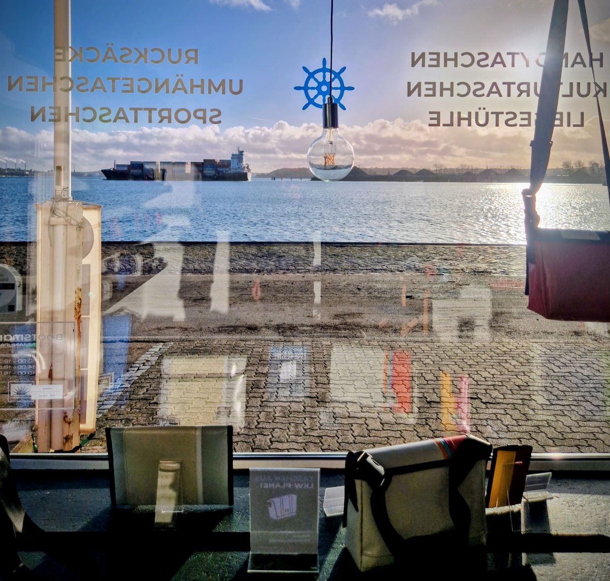 Neue Farbakzente in der Taschenmanufaktur am Tiessenkai