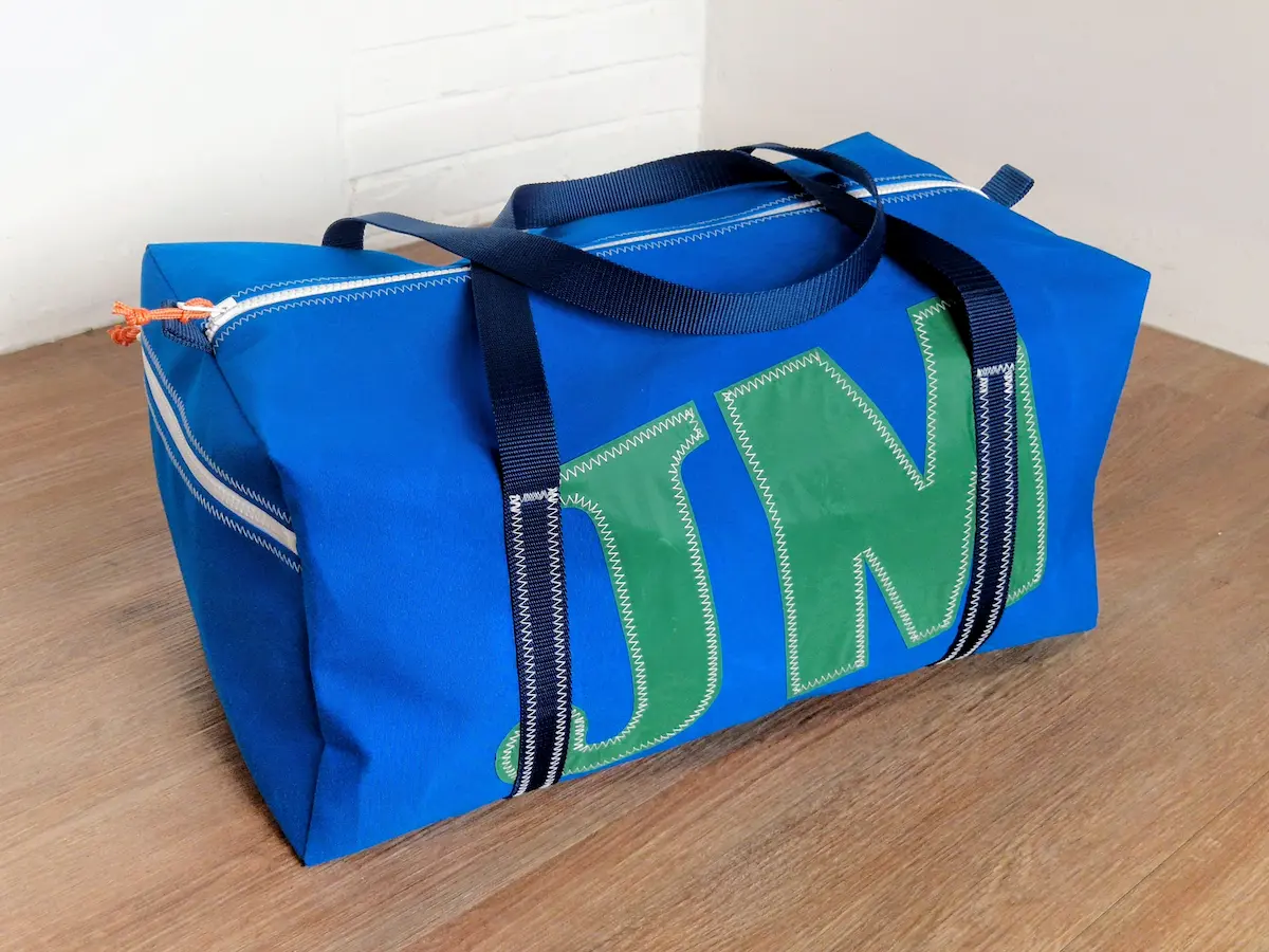 Weekender aus robustem Persenningtuch mit personalisierten Initialen, geräumige Reisetasche im maritimen Design.
